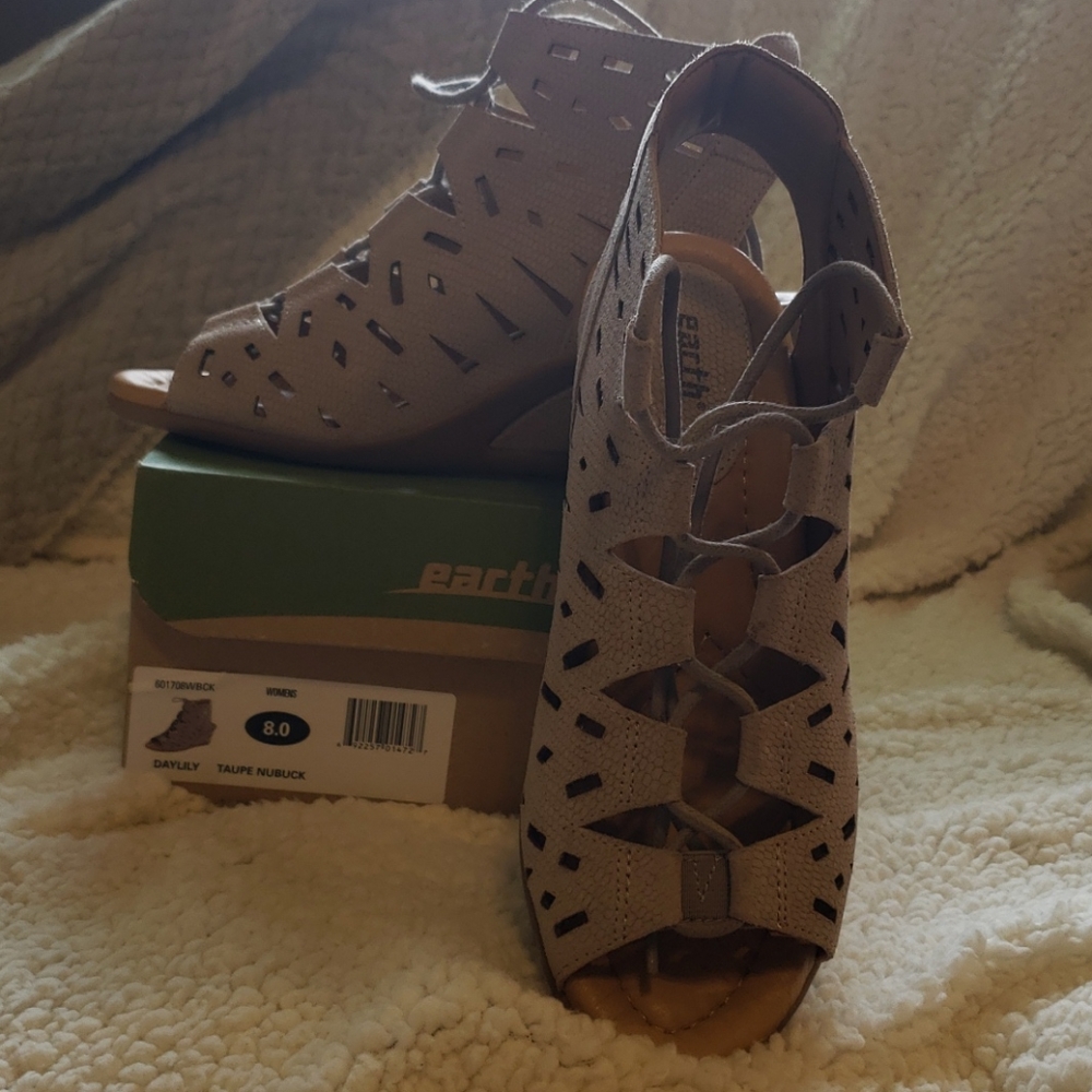 EARTh TAN WEDGES SANDALS